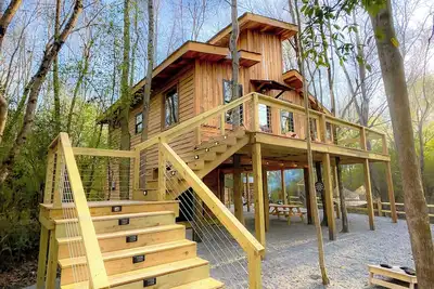 Image de Enchanting Treehouse with Modern Amenities
