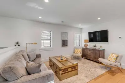 Image de Spacious 2bd w. Living Room, Kitchen, + Parking!