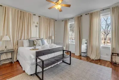 Image de Downtown Suite in Pristine Historic Home
