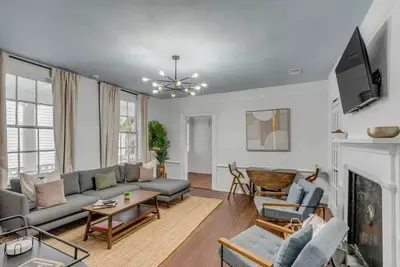 Image de Spacious, Large 4bd w. Outdoor Dining, near King!