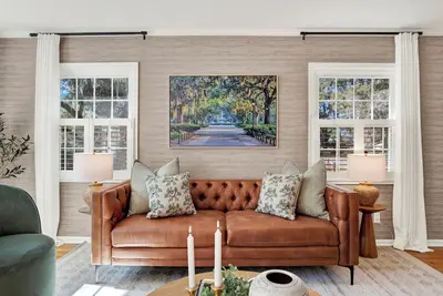 Image de Large Southern Retreat/Hot Tub/Fire Pit/8 beds/Sleeps 14/Near Downtown & Tybee