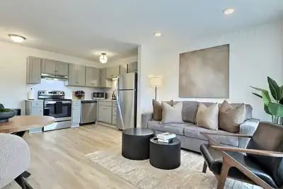 Image de Nestled Stay, Free Parking, Near Downtown Hotspots