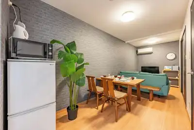 Image de 外観は古い建物ですが内装はフルリノベーション済みです。Tv、無料Wi-Fi、ドライヤー、浴室乾燥機、洗濯機完備。トイレにはウォシュレットも完備しております。