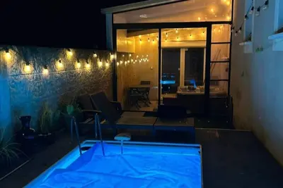 Image de 🌌 Escapade privée – Piscine lumineuse & Jacuzzi privé illimité
