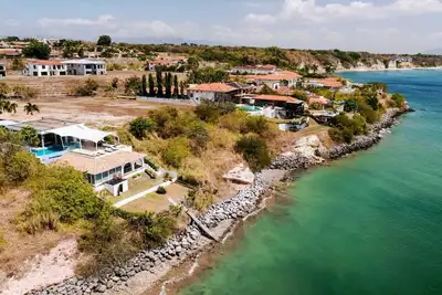 Image de Ultra-luxury beachfront villa 7bd + 8. 5ba 🌊 | Sleeps 14 in Vista Mar. Private pool, jacuzzi, cinema room & Bbq terrace. Ocean views, marina access ⚓, tennis 🎾 and 24/7 gated security in an exclusive resort community.