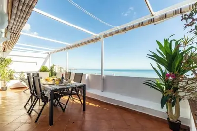 Image de Wake up facing the sea on the seafront promenade