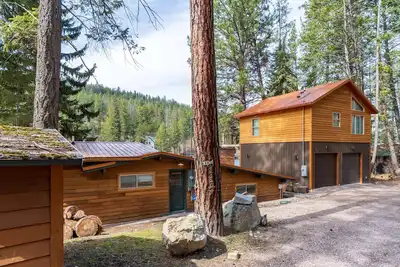 Image de Cozy Flathead Lake Cabin | Private Dock & Kayaks