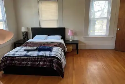 Image de Spacious 1br, 2nd floor, near T, free parking