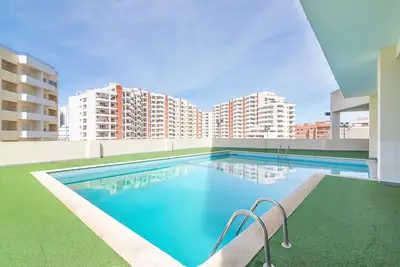 Image de Maison de vacances « Rocha Sun Sea - Praia da Rocha » avec vue montagne, Wi-Fi et climatisation