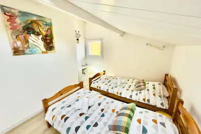 Image de Villa familiale avec piscine chauffée, bar extérieur et spa privatif.