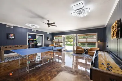 Image de Huge Gameroom, Beautiful Firepit, Pinball Machine