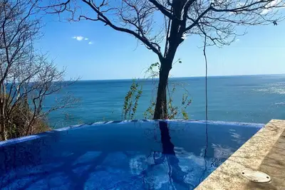 Image de Pacific Ocean Clifftop Oasis, with short walk to a private beach in Redonda Bay
