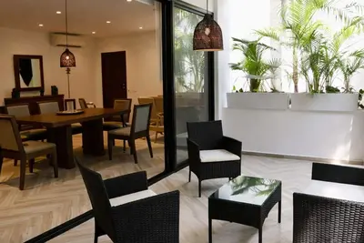 Image de Your ideal base in La Veleta: a ground-floor apartment with 2 bedrooms, a sofa bed, and 3 full bathrooms. Perfect for up to 6 guests seeking comfort, privacy, and amenities to enjoy Tulum, including a pool, jacuzzi, gym, and pet-friendly facilities.