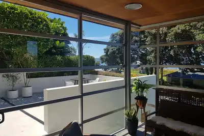 Image de Worser Bay Beachfront Bach. Tranquil and peaceful with seaviews, garden and deck