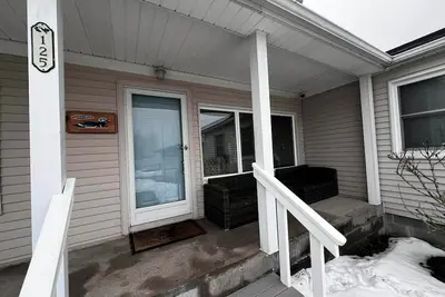 Image de Cozy 2 bedroom corner canal cottage in gorgeous Algonac with Ac.