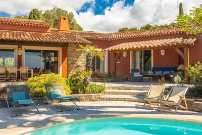 Image de Face à l'ile de Porquerolles, 180 m2, grande piscine, 50 m de la plage, vue mer