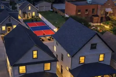 Image de 3 Houses | Pickleball, Sauna, Hot Tub | Sleeps 28