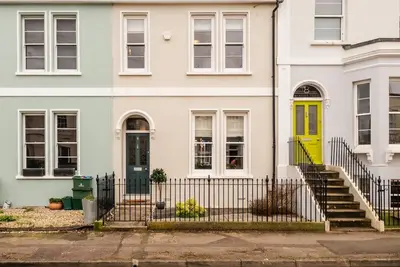 Image de Stunning 2 Bed Townhouse with Patio in Cheltenham