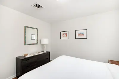 Image de Peaceful 3-bedroom house in quiet neighborhood with mature trees.