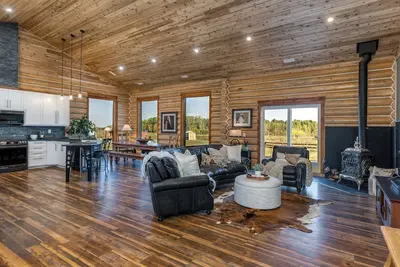 Image de Bring the Family or Your Focus: 5-Acre Log Home w/ Starlink + Forest Views