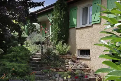 Image de Charmante maison dans un environnement verdoyant près d'une châtaigneraie.