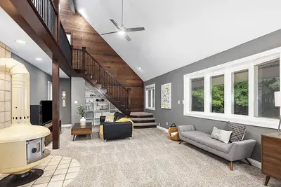 Image de Escape to a 4br/2Bath wooded retreat just minutes from Grand Rapids.