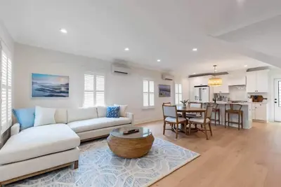 Image de Bright, Large Downtown House w. Parking