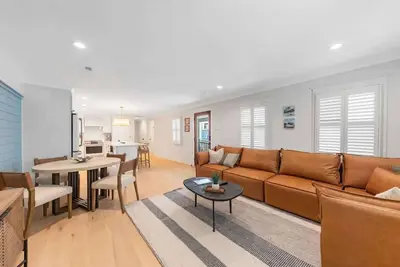 Image de Bright, Cozy, Newly Renovated 2bd w. Parking