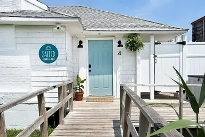 Image de The Salted Bungalow: A boutique Fire Island beach retreat.
