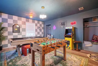 Image de Epic Game Room Hangout with Grill, King Beds & 5 TVs