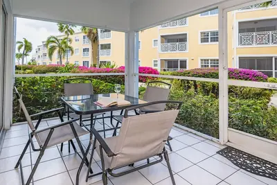 Image de Regal Beach Club #214 - 2br Ocean View 7 Mile Beach