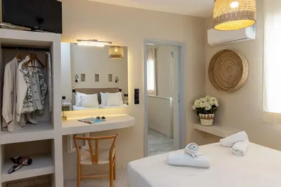 Image de Salt & Stone In Center Of Tinos Luxury Suite