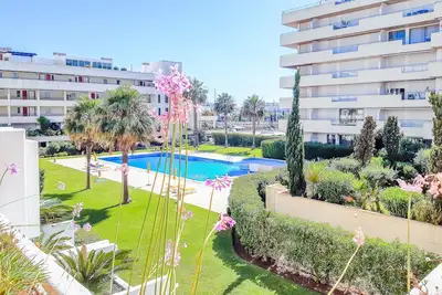 Image de Por do Sol Dourado | T2 HsRentals Vilamarina