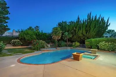 Image de Serene 4-bedroom house with resort like backyard and pool