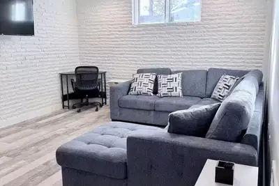 Image de Basement Suite Downtown- King Bed- Walk to Chavis Park- Splash Pad-Food Hall