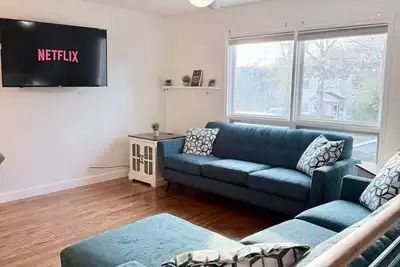 Image de Top Suite Downtown-King Bed-Walk to Chavis Park Splash Pad-Food Hall