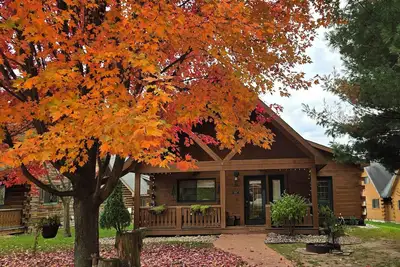 Image de Your cozy basecamp for trails, lakes, and waterpark fun!