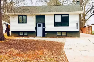 Image de Downtown 2 Living Spaces Chavis Park Splash Pad Food Hall 2 Kitchens 2 King beds