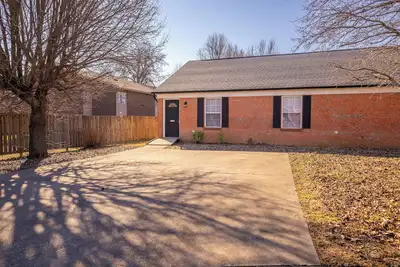 Image de Cul de sac 3bed/2bath, in unit laundry, pet friendly, off street parking