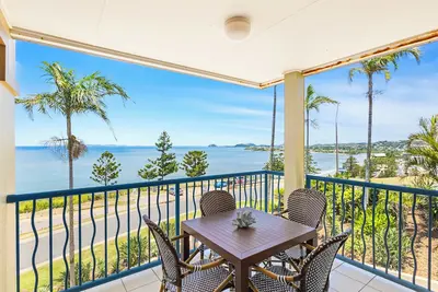 Image de Elevated Coastal Escape with Panoramic Sea Views