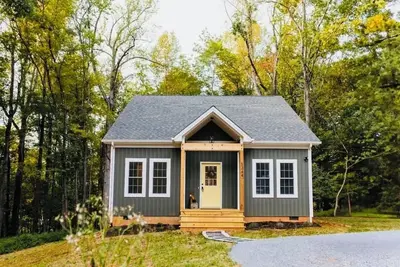 Image de Clean, cozy, quiet and right in town. Find it all at The Windsor Cottage!