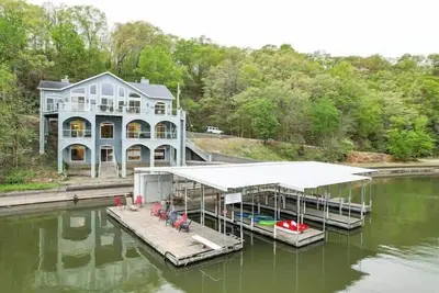Image de Huge 6 Bd Home Entire Cove! Hot Tub, Dock, Golf Sim
