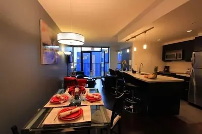 Image de Hollywood North Suite by Victoria Prime!