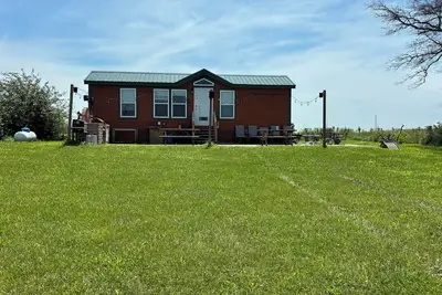 Image de Cabin for 6 on 110 acres w/ private 50 acre lake. Float, fish, swim, relax