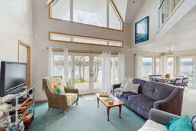 Image de Spacious lakefront house with private dock, hot tub and firepit