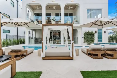 Image de Nova-New Luxe Beach Villa-Sleeps 54-Steps to the Beach-Pool, Spa & Sauna Resort