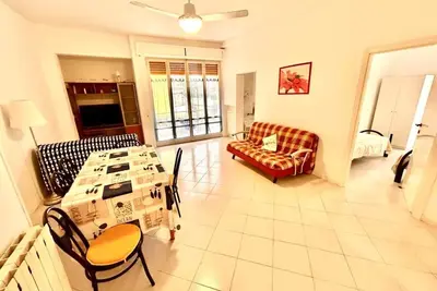 Image de Large quadrilo with p. auto and a/c near the sea