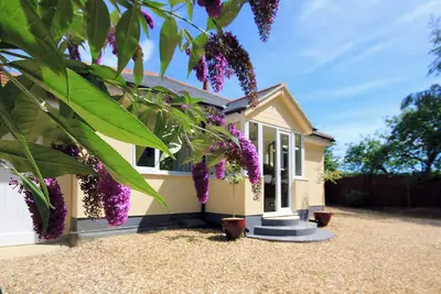 Image de 3 chambres à coucher à Sandford, near Shanklin