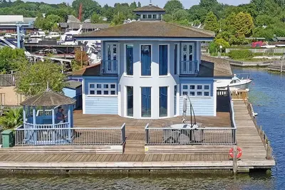 Flag House - Ukc7074