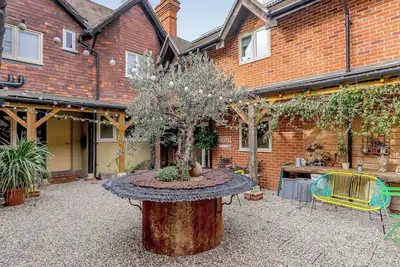 Image de 2 chambres à coucher à Eversley Centre